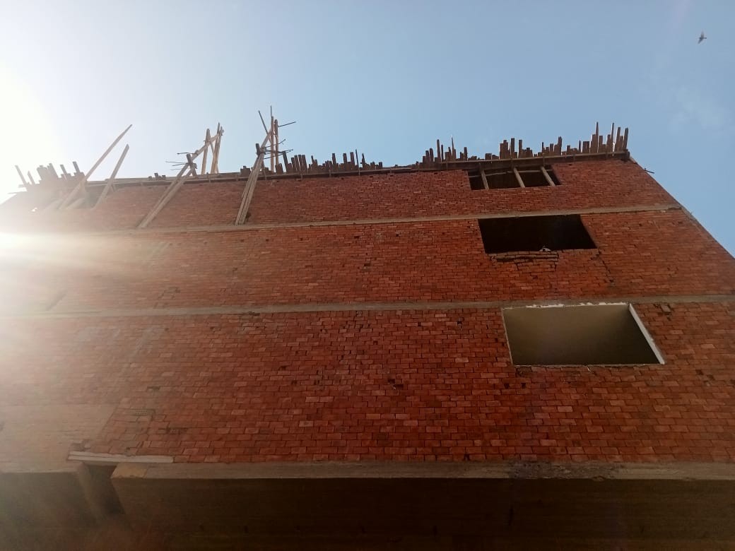 رئيس حي السلام أول يوقف أعمال بناء مخالف ويقود حملة لإزالته من المهد