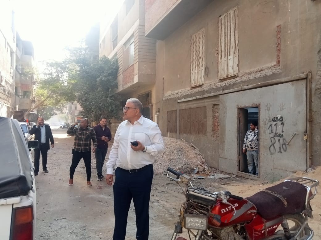 رئيس حي السلام أول يوقف أعمال بناء مخالف ويقود حملة لإزالته من المهد