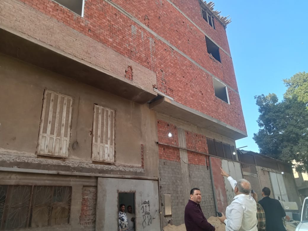 رئيس حي السلام أول يوقف أعمال بناء مخالف ويقود حملة لإزالته من المهد