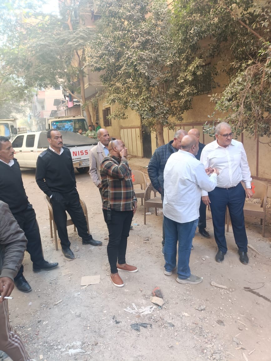 رئيس حي السلام أول يوقف أعمال بناء مخالف ويقود حملة لإزالته من المهد