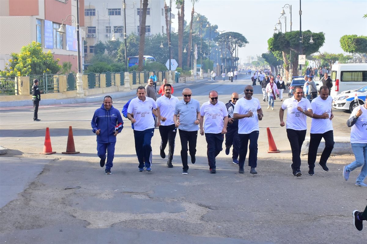 محافظ الأقصر يشارك في ماراثون رياضي