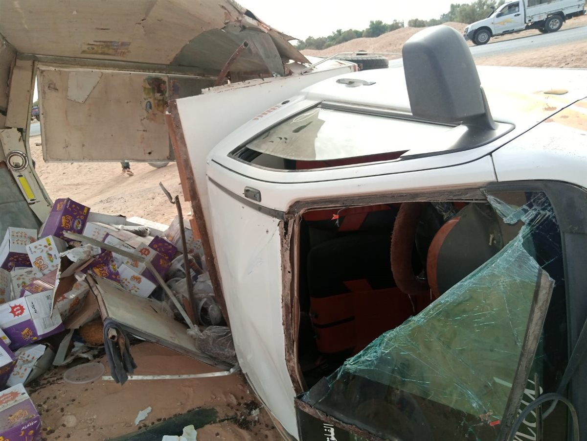 انقلاب سيارة ربع نقل محملة بالبضائع في الأقصر