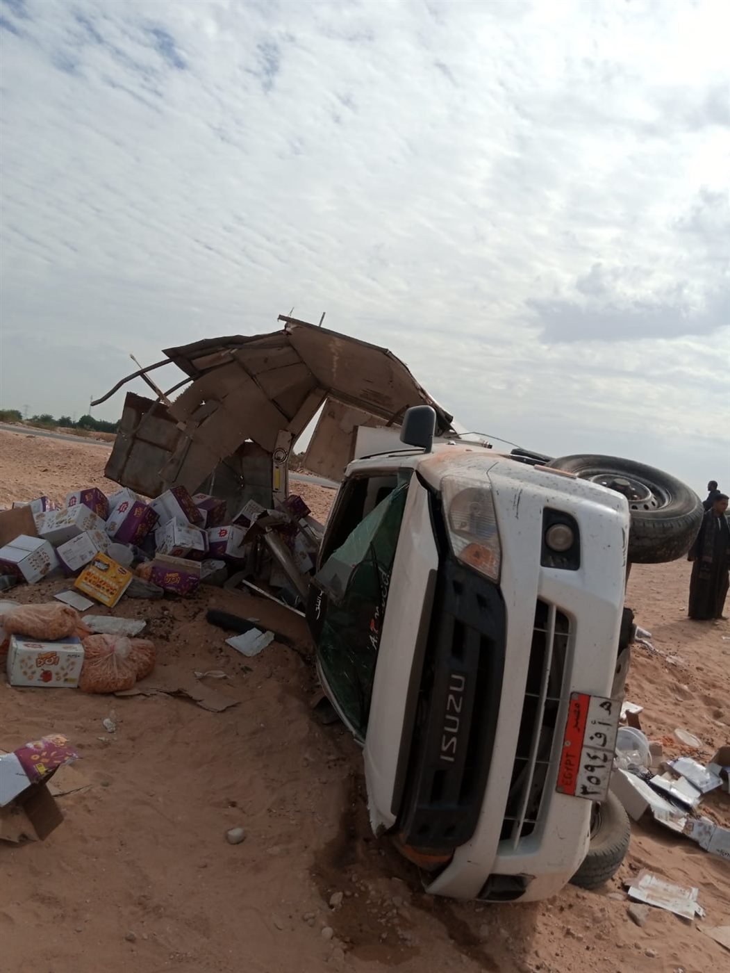 انقلاب سيارة ربع نقل محملة بالبضائع في الأقصر