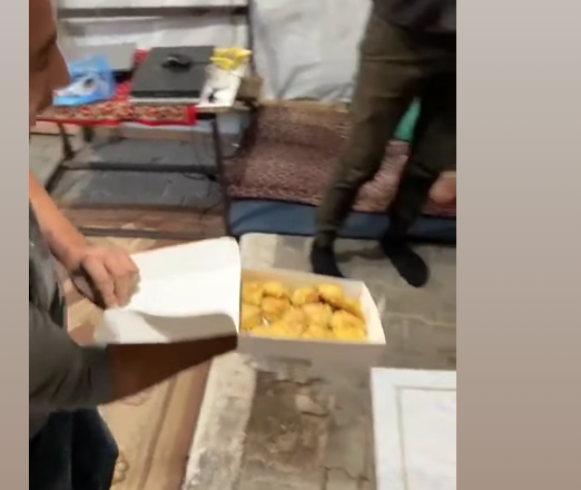 سبب احتفال أهالي غزة وتوزيعهم للحلوى بعد مقتل ياسر أبو شباب