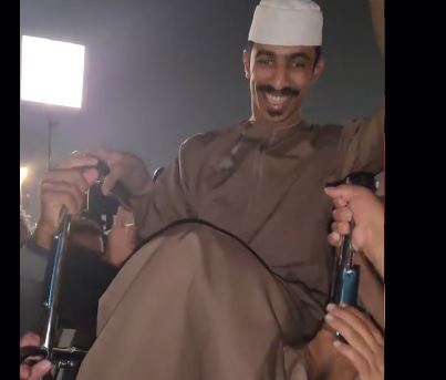 الجماهير المصرية يحملون مشجعًا عمانيًا من ذوي الهمم على الأعناق