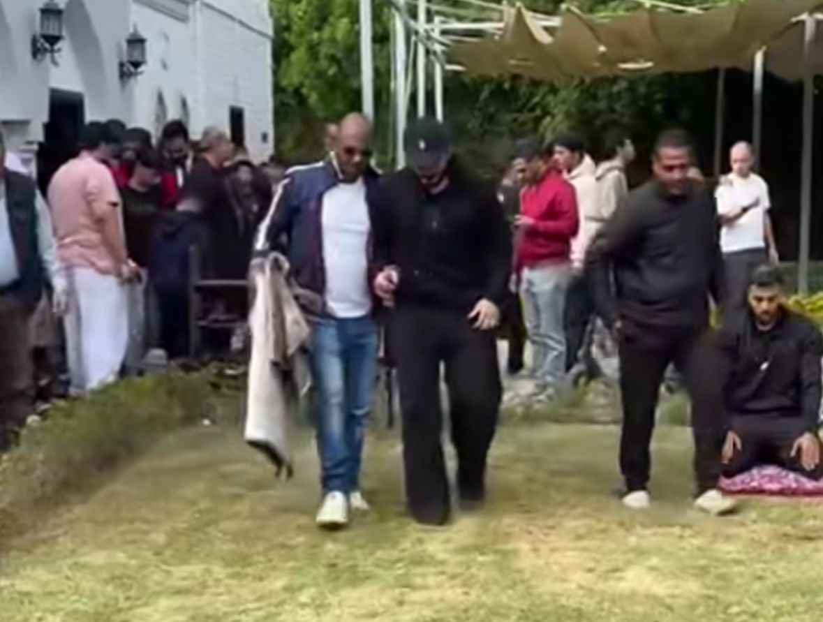 بعد استئصاله جزء من الكلى.. أول ظهور لتامر حسني خلال أداء صلاة الجمعة