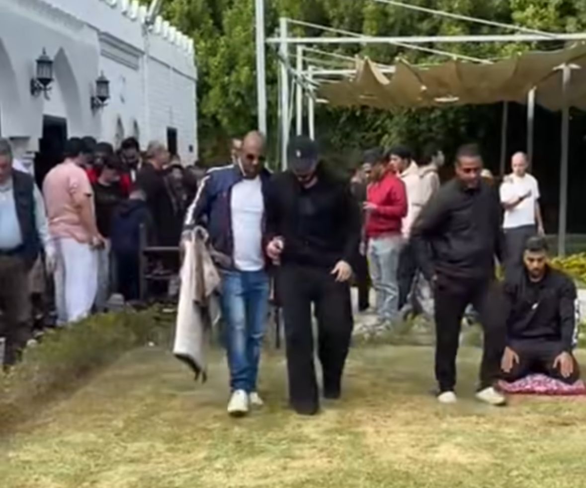 بعد استئصاله جزء من الكلى.. أول ظهور لتامر حسني خلال أداء صلاة الجمعة