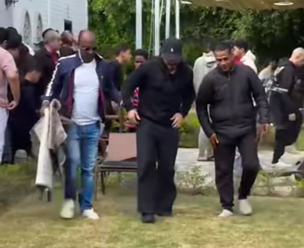 بعد استئصاله جزء من الكلى.. أول ظهور لتامر حسني خلال أداء صلاة الجمعة