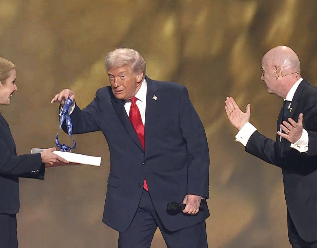 إنفانتينو يمنح ترامب جائزة