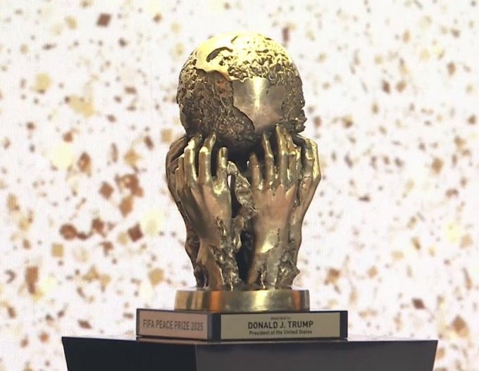 إنفانتينو يمنح ترامب جائزة