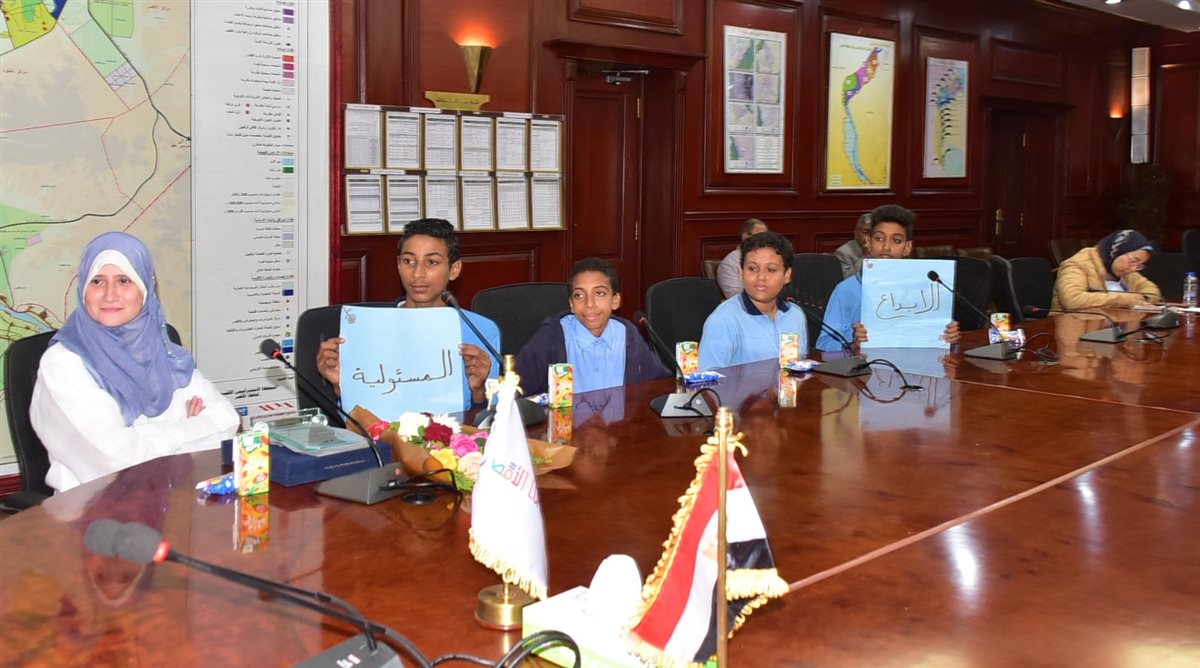 محافظ الأقصر يلتقي والطلبة المتفوقين