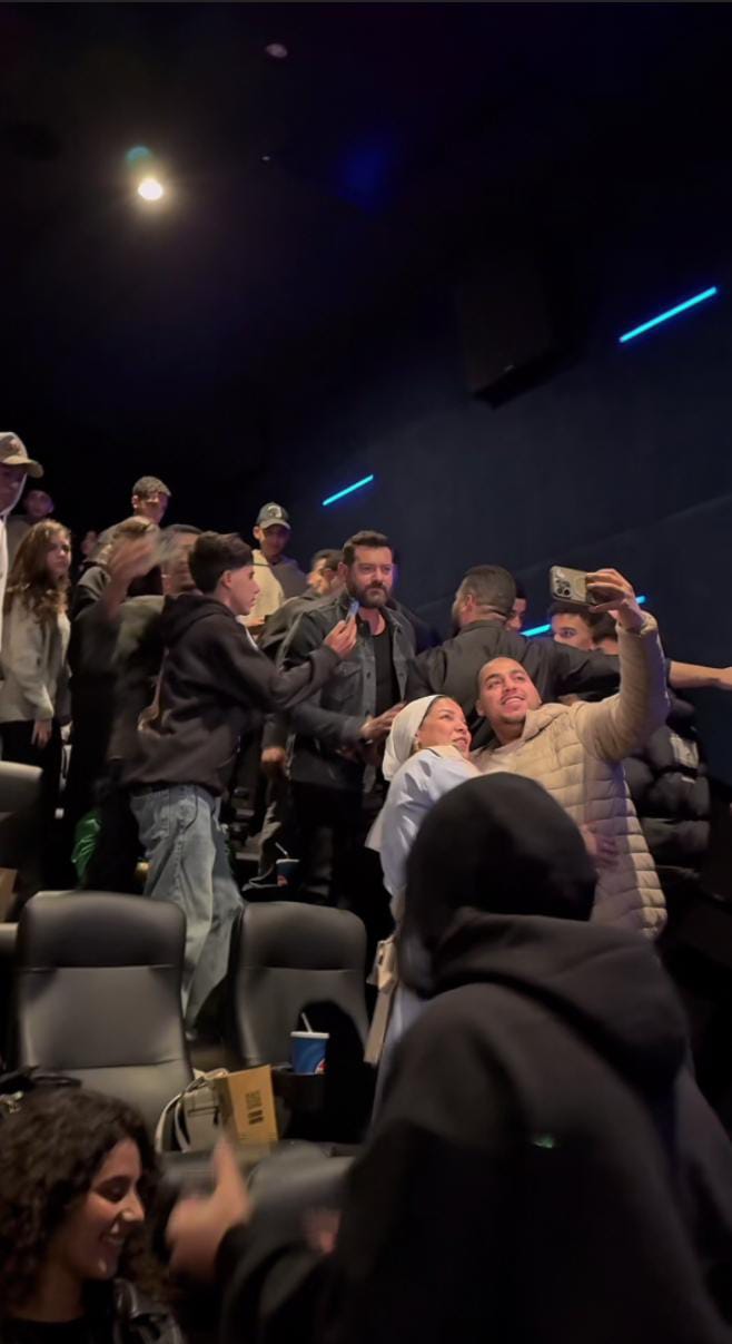عمرو يوسف يشاهد فيلمه السلم والثعبان 2 رفقة الجمهور بـ إحدى سينمات 6 أكتوبر