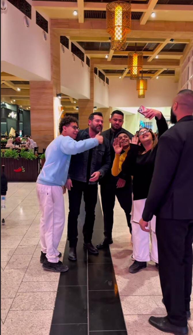 عمرو يوسف يشاهد فيلمه السلم والثعبان 2 رفقة الجمهور بـ إحدى سينمات 6 أكتوبر
