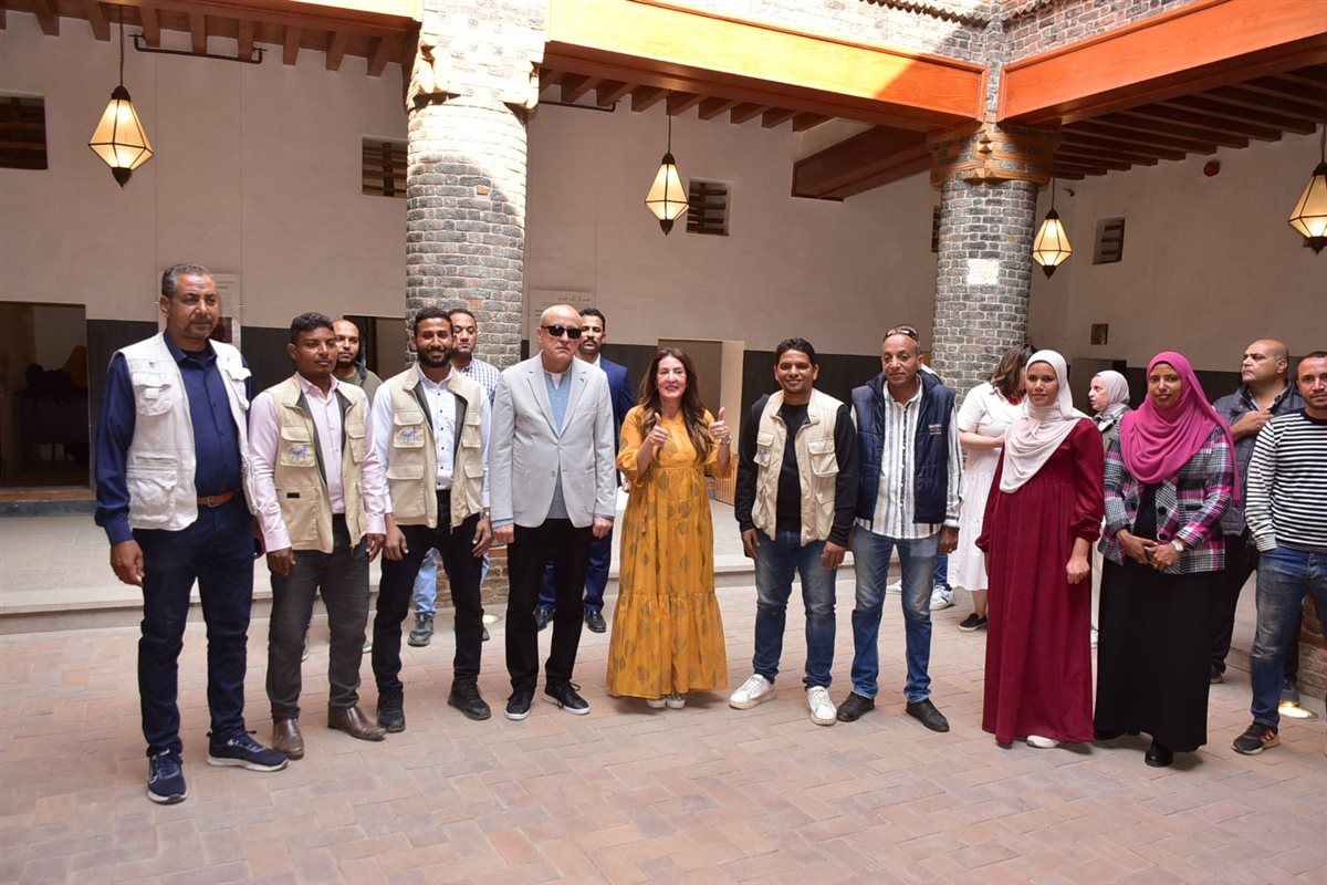 جولة السفيرة الأمريكية ومحافظ الأقصر بإسنا