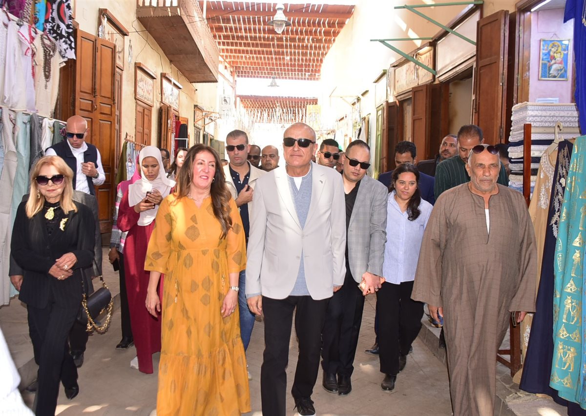 جولة السفيرة الأمريكية ومحافظ الأقصر بإسنا