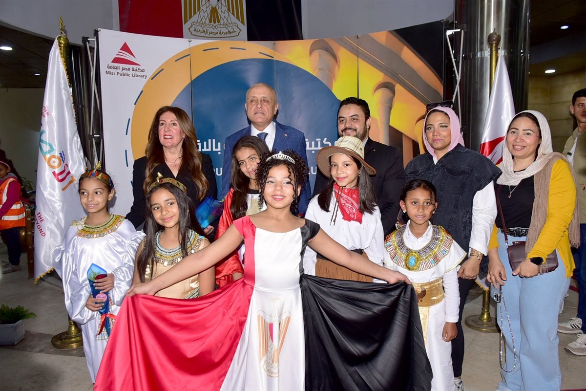 محافظ الأقصر والسفيرة الأمريكية يفتتحان الركن الأمريكي