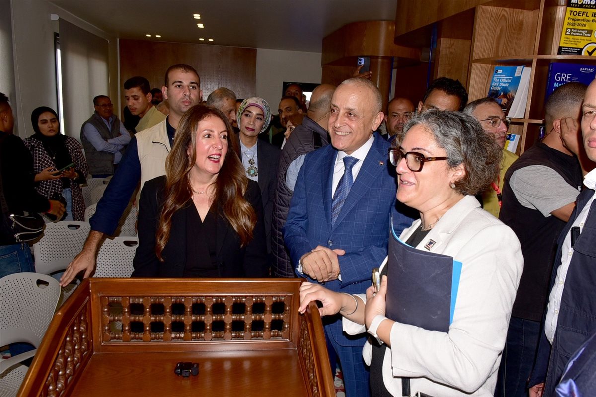 محافظ الأقصر والسفيرة الأمريكية يفتتحان الركن الأمريكي