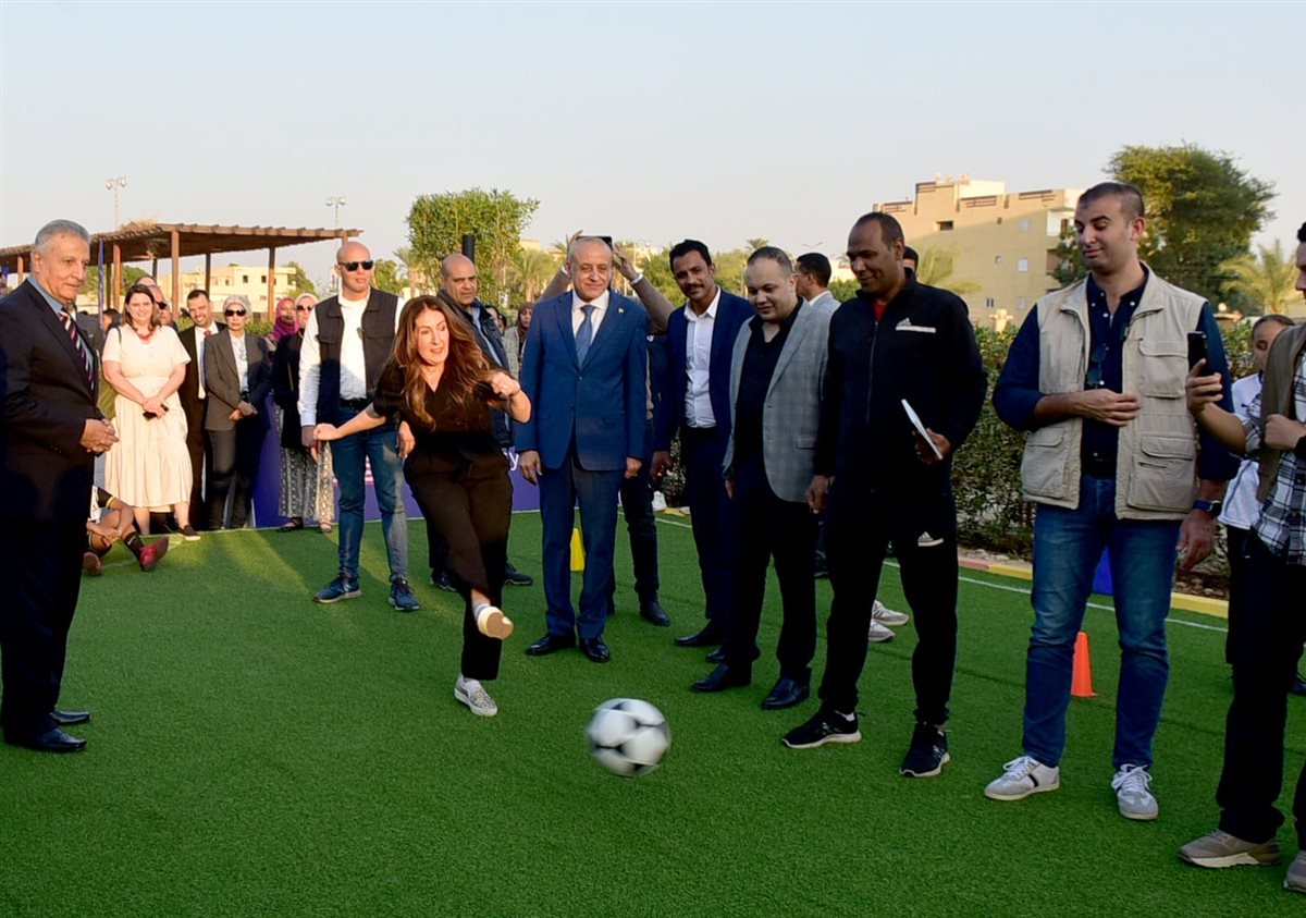 محافظ الأقصر والسفيرة الأمريكية يفتتحان الركن الأمريكي