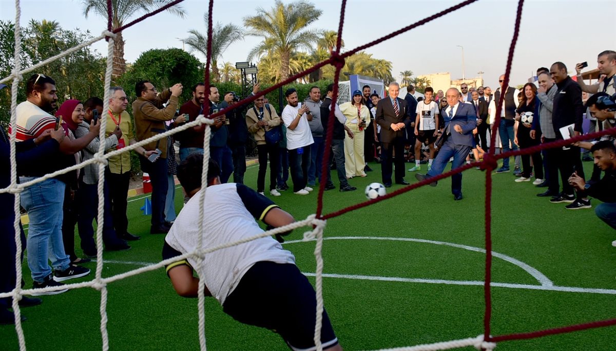 محافظ الأقصر والسفيرة الأمريكية يفتتحان الركن الأمريكي