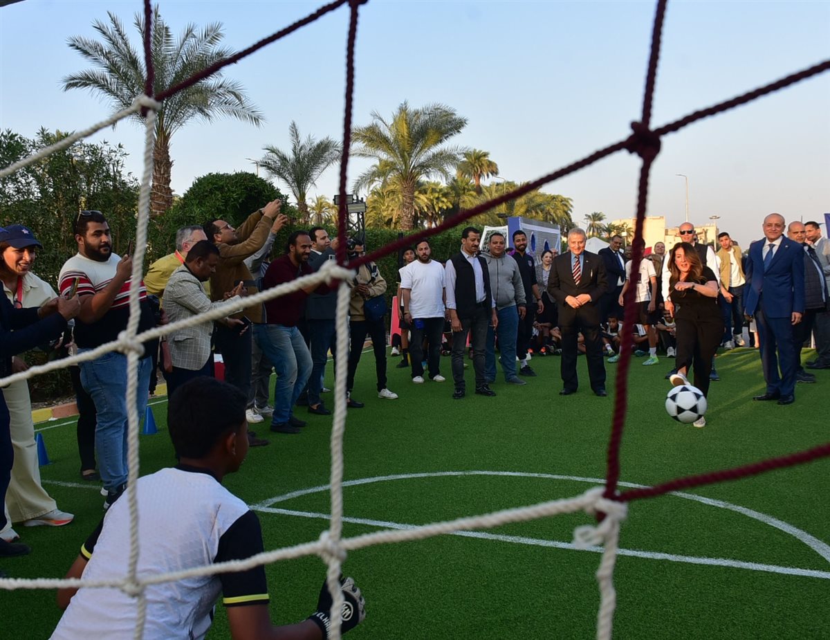 محافظ الأقصر والسفيرة الأمريكية يفتتحان الركن الأمريكي