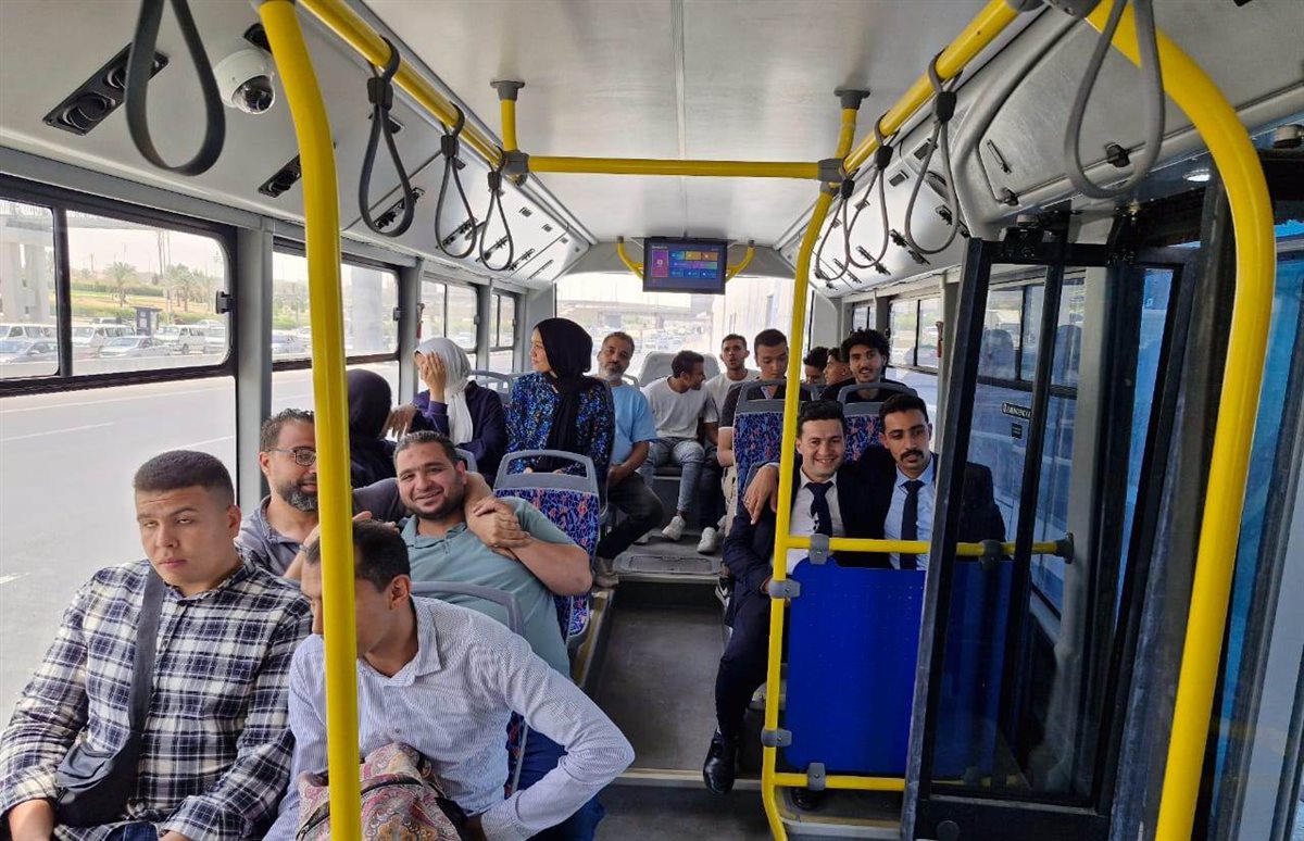 إقبال المواطنين على استقلال الأتوبيس الترددي