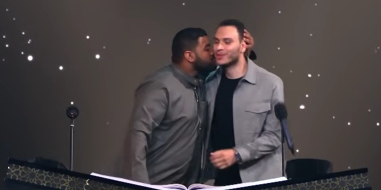 -المتسابق عمر ناصر يقبل رأس منافسه أحمد جمال في خروجه من المسابقة