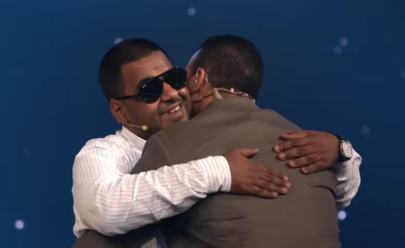 بالأحضان.. لحظة ود بين مصطفى حسني والمتسابق عطية الله رمضان وهو بيوصله