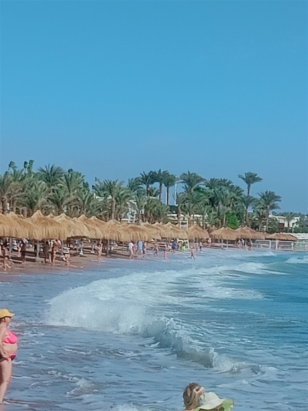 ارتفاع الأمواج بشواطئ شرم الشيخ