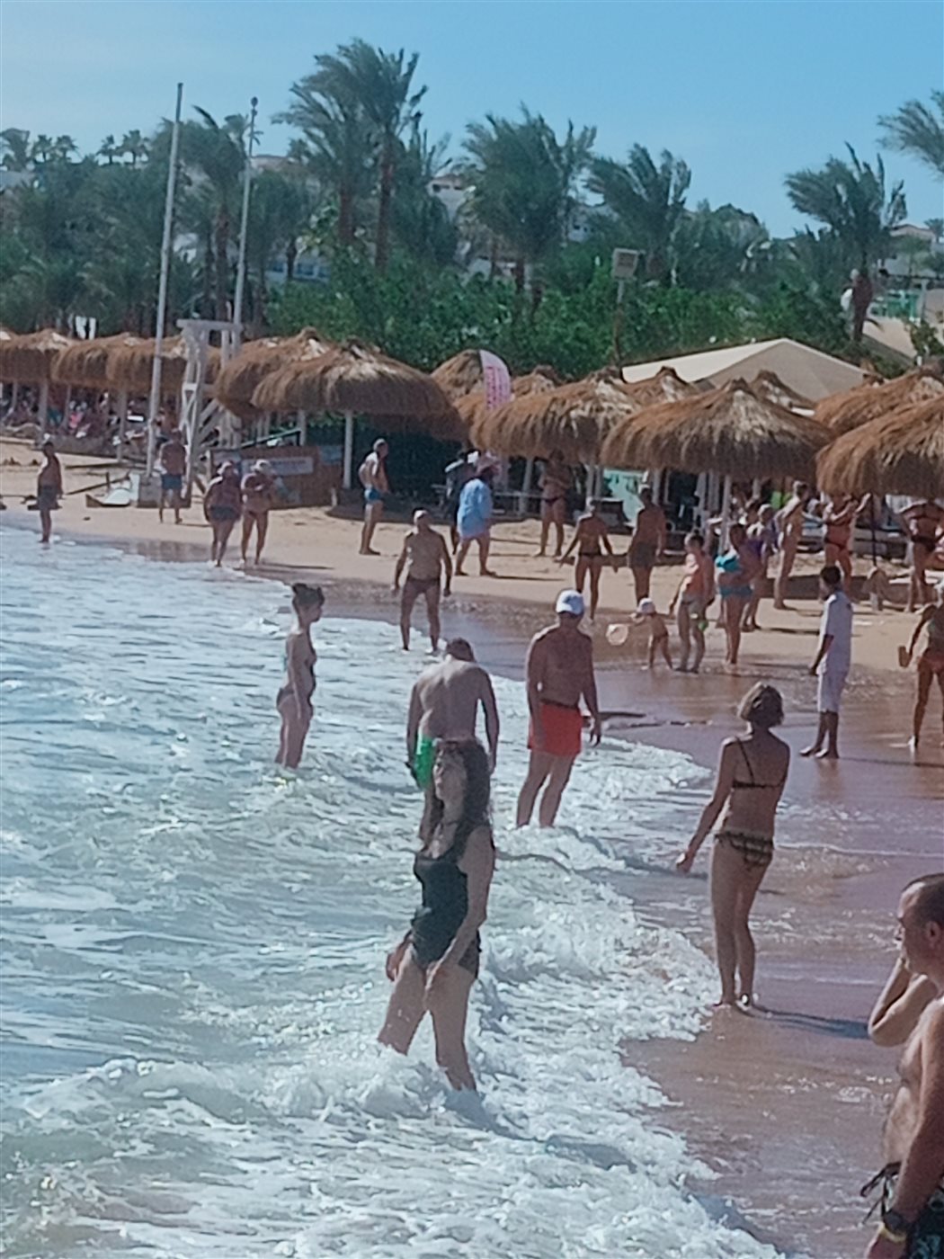 ارتفاع الأمواج بشواطئ شرم الشيخ