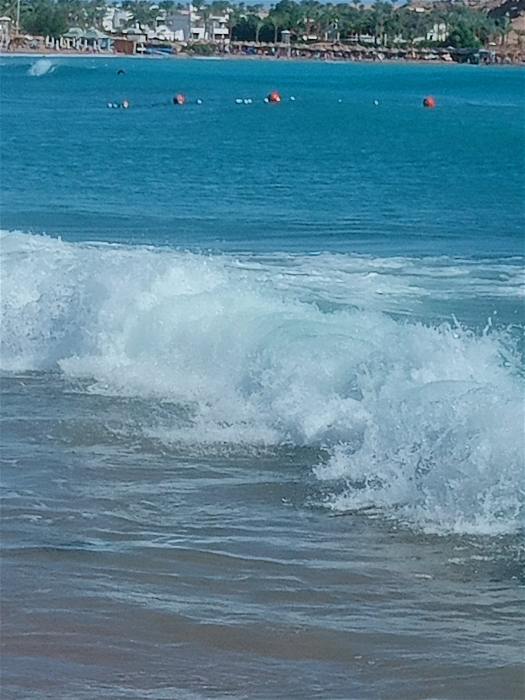 ارتفاع الأمواج بشواطئ شرم الشيخ