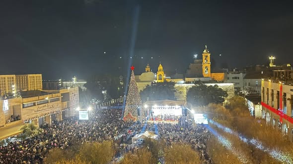 إضاء شجرة عيد الميلاد لأول مرة في بيت لحم بعد عامين من الحرب على غزة