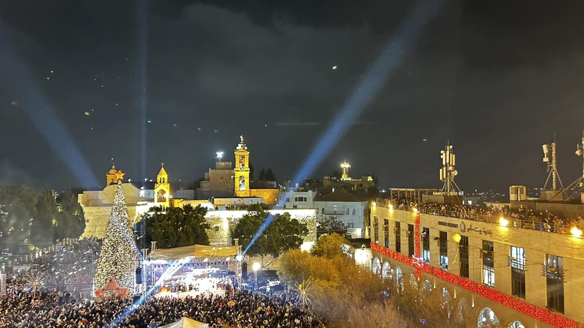 إضاء شجرة عيد الميلاد لأول مرة في بيت لحم بعد عامين من الحرب على غزة
