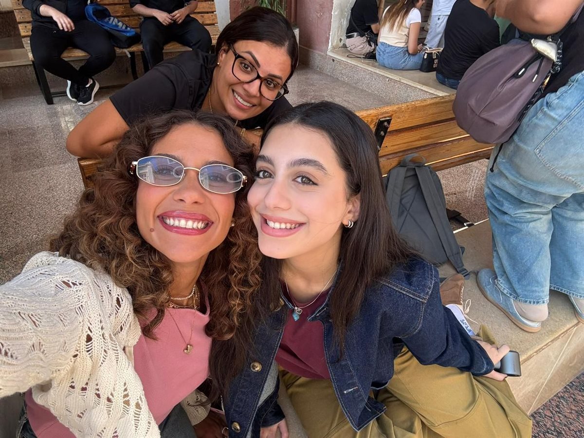 لقطات لـ ياسمينا العبد من كواليس مسلسلها ميد ترم