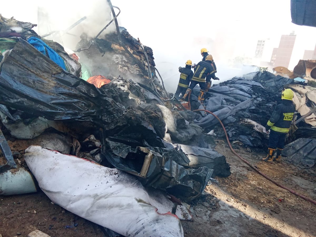 السيطرة على حريق مخزن موكيت ومفروشات بالبراجيل