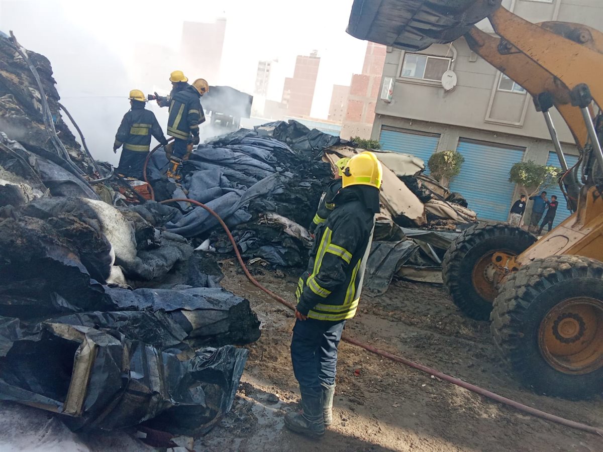 السيطرة على حريق مخزن موكيت ومفروشات بالبراجيل