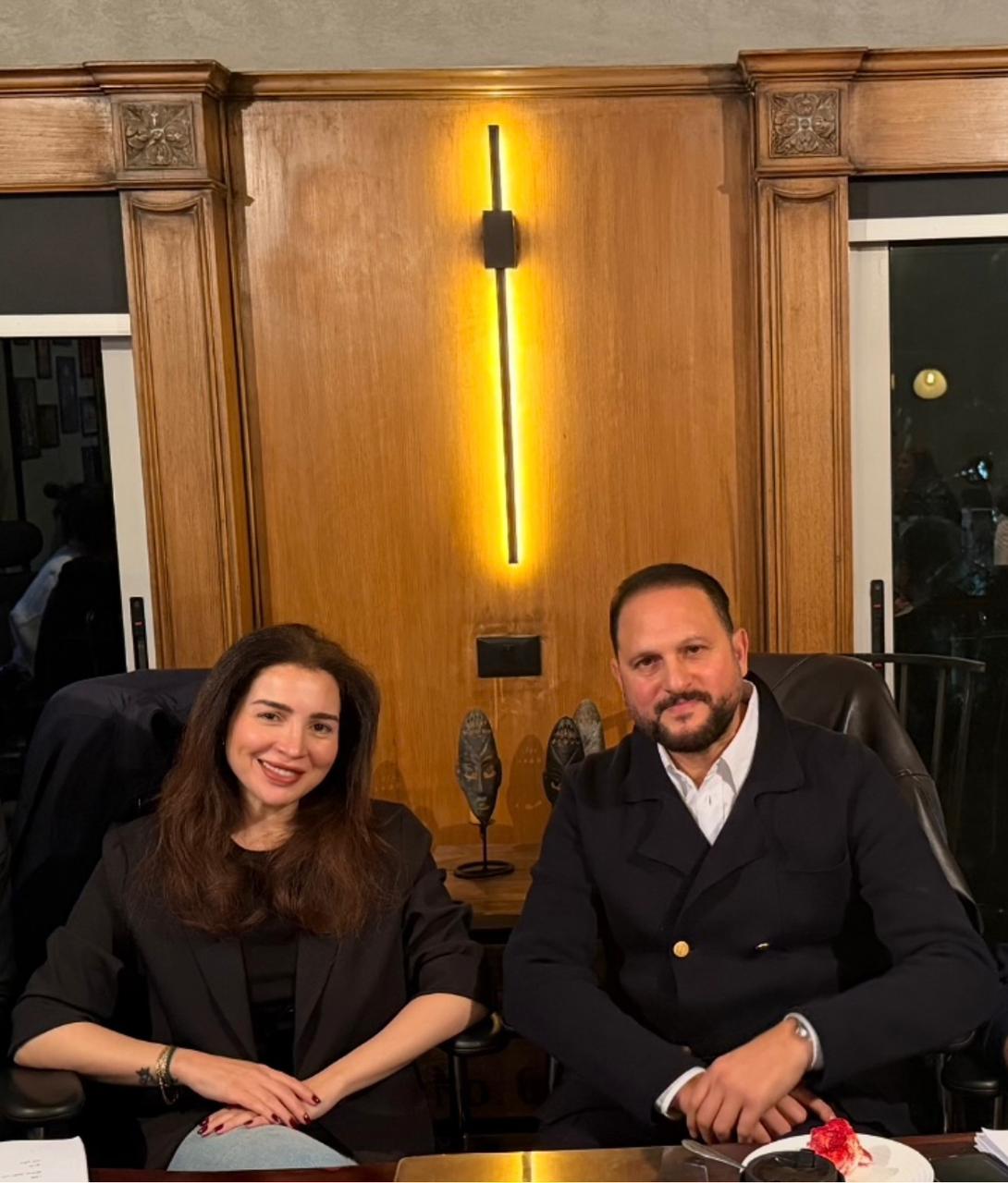 كواليس تجمع النجم عماد زيادة بـ الفنانة مي عز الدين من تحضيرات مسلسل قبل وبعد