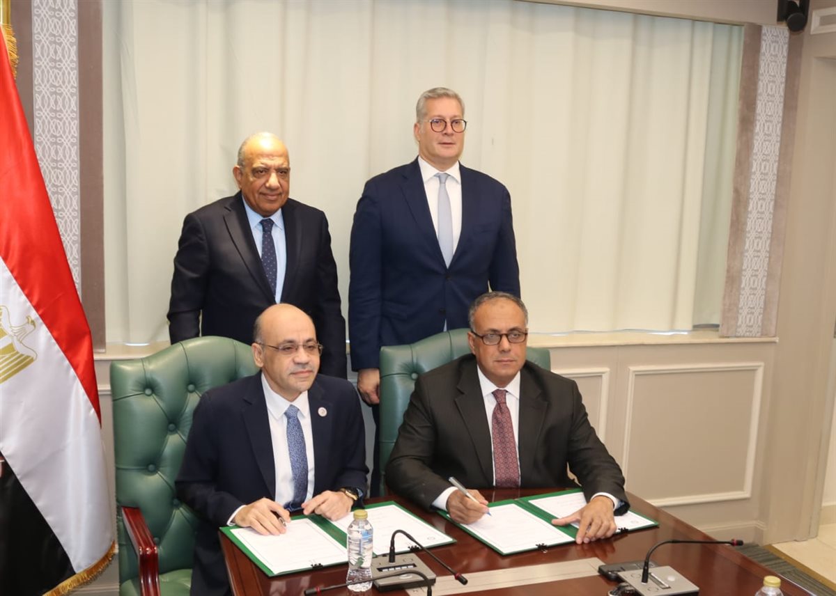 جانب من توقيع العقود