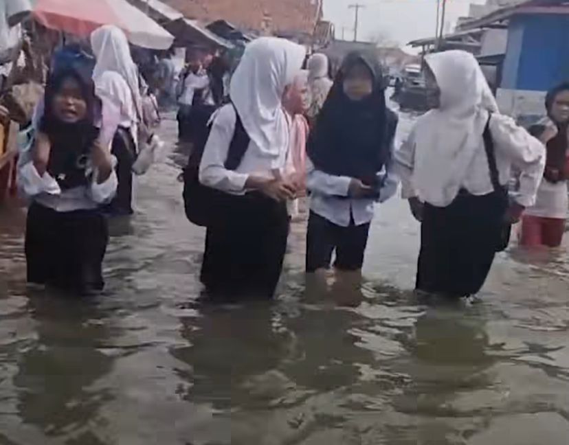 غرق مدرسة في أندونيسيا بسبب الفيضانات 