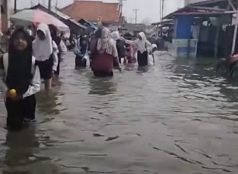 غرق مدرسة في أندونيسيا بسبب الفيضانات 