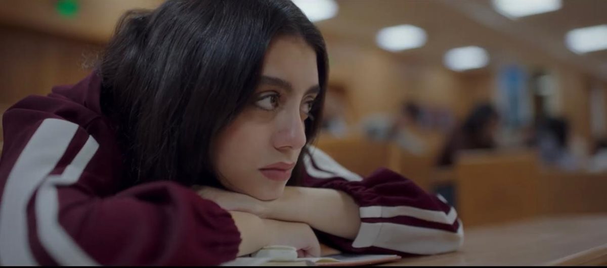 ياسمينا العبد تغني تتر النهاية لمسلسل ميد ترم