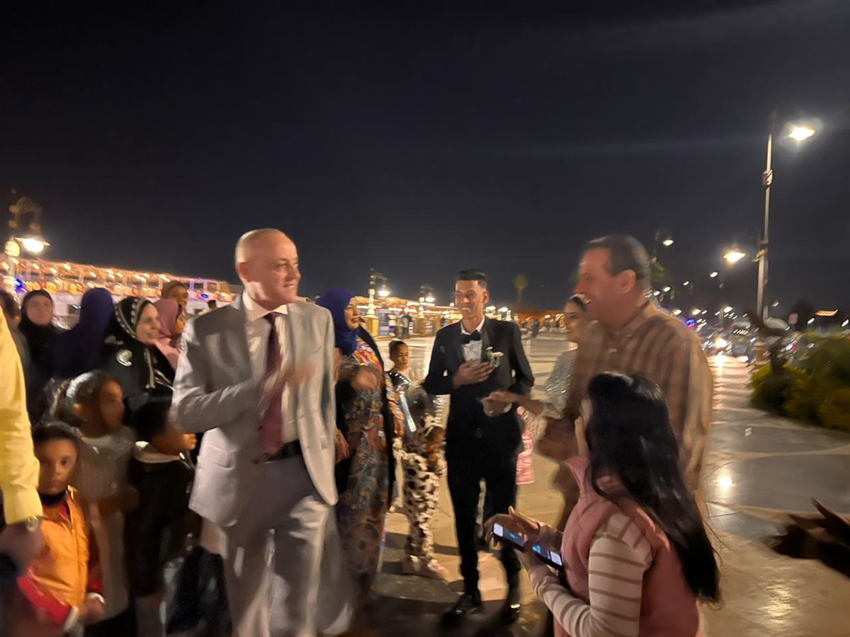 محافظ الأقصر يفاجىء عروسين بالإحتفال معهم بزفافهم