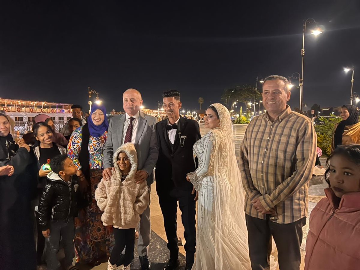 محافظ الأقصر يفاجىء عروسين بالإحتفال معهم بزفافهم