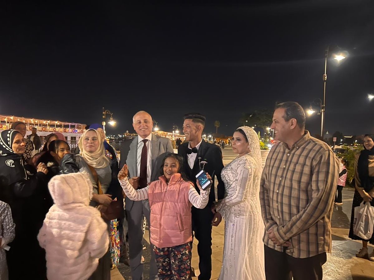 محافظ الأقصر يفاجىء عروسين بالإحتفال معهم بزفافهم