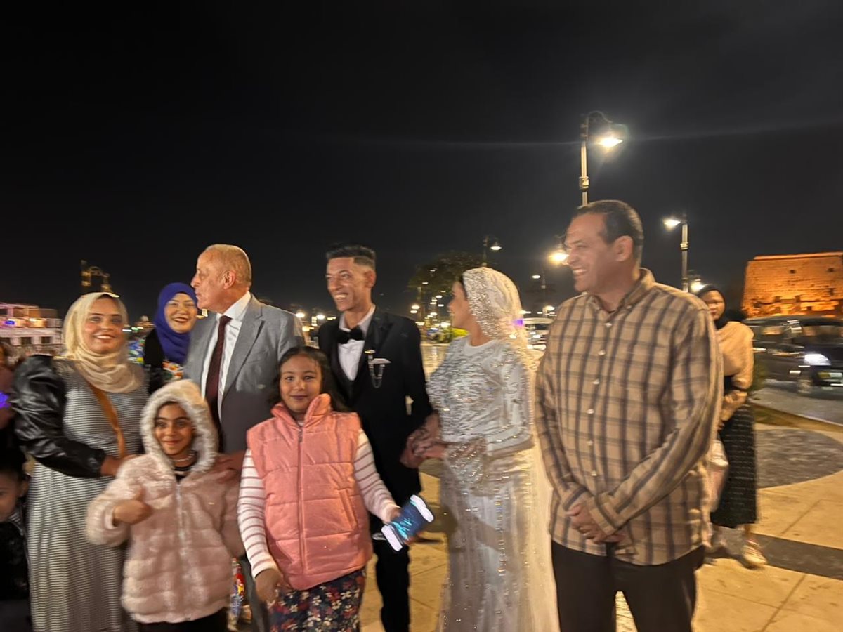 محافظ الأقصر يفاجىء عروسين بالإحتفال معهم بزفافهم