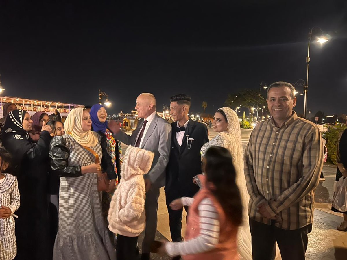محافظ الأقصر يفاجىء عروسين بالإحتفال معهم بزفافهم