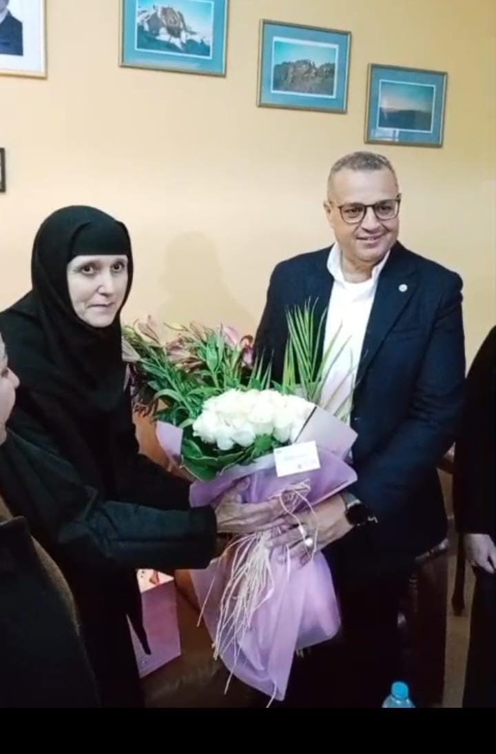 محافظ جنوب سيناء يقدم التهنئة وهدية لراهبات دير البنات