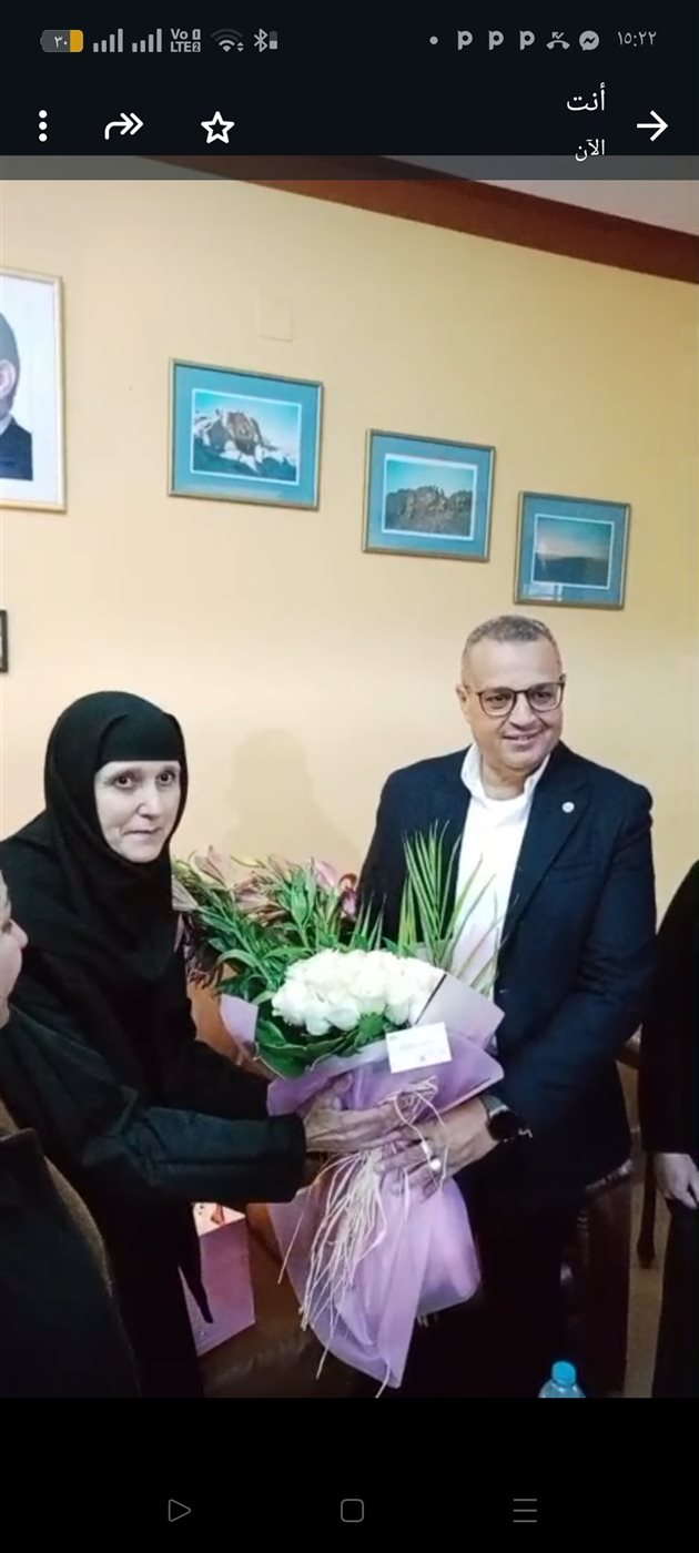 محافظ جنوب سيناء يقدم التهنئة وهدية لراهبات دير البنات
