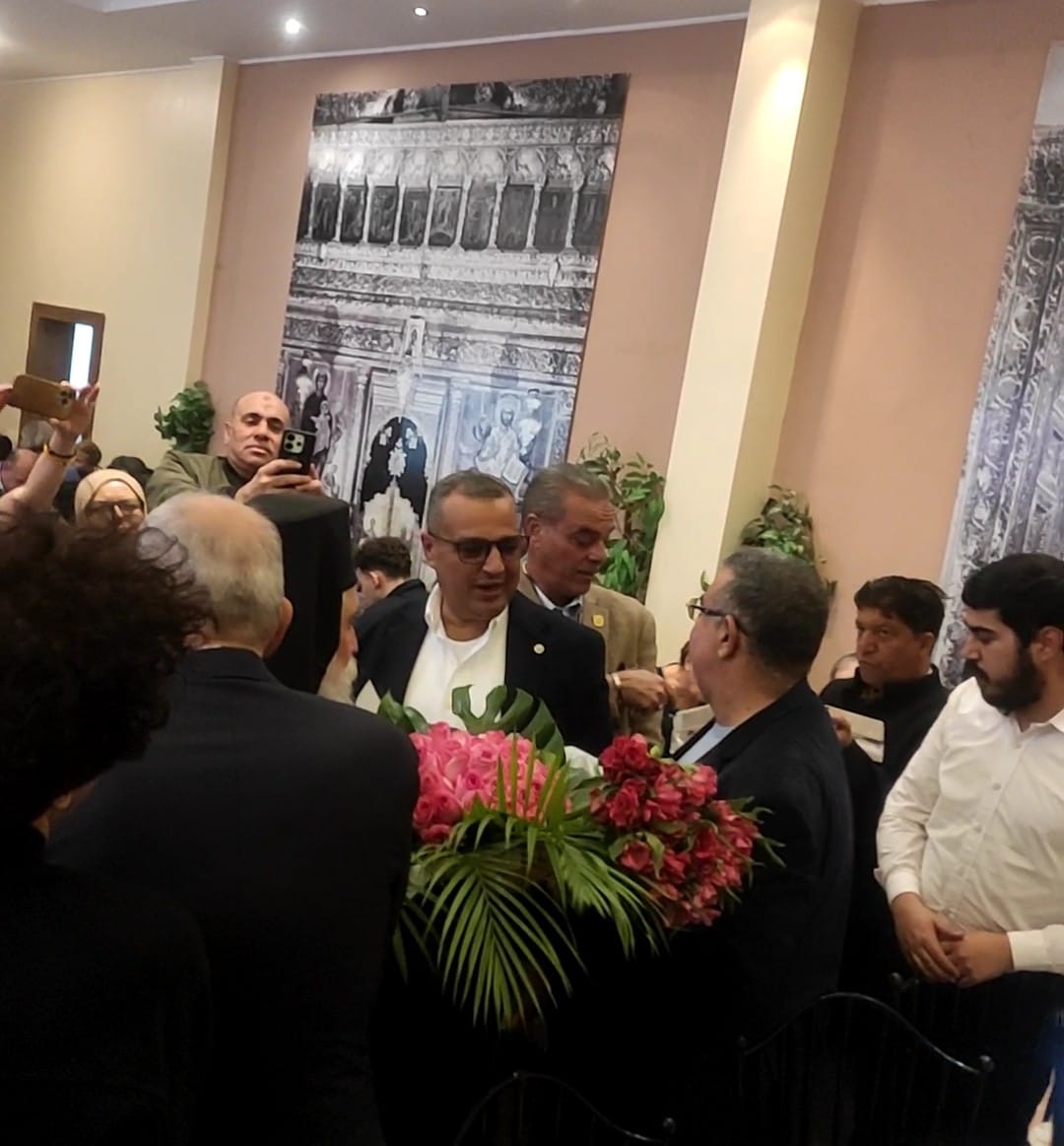 محافظ جنوب سيناء يقدم التهنئة وهدية لراهبات دير البنات