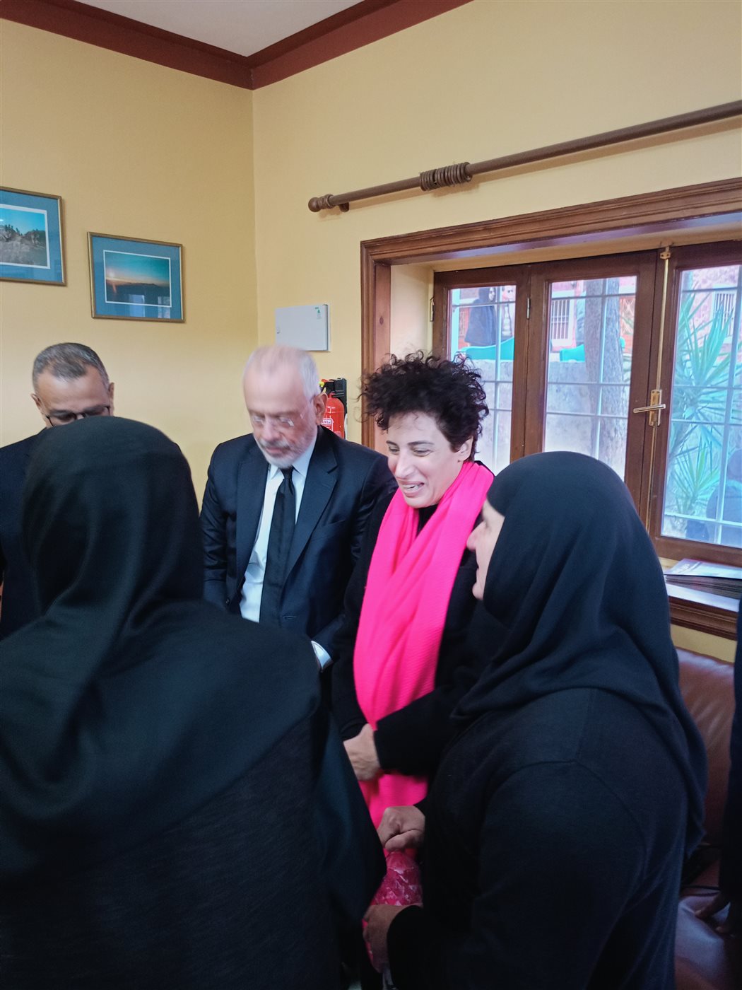 محافظ جنوب سيناء يقدم التهنئة وهدية لراهبات دير البنات