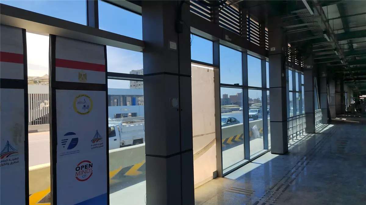 الأبواب الزجاجية لأرصفة الأتوبيس الترددي